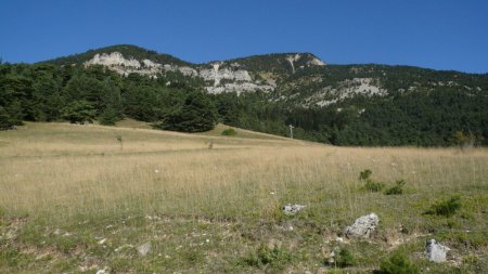 Montagne de Belle Motte, regard arrière en descendant dans le Ravin de Combette.