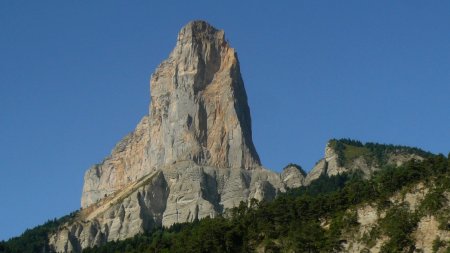 Le Rocher de Pansaret et le Mont Aiguille en arrivant dans le vallon de Trézanne.