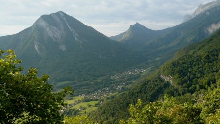 Belvédère sur le Pieu ou le Bémont, au loin les crêtes de la Ferrière et du Jonier dominant le Col de l’Arzelier.