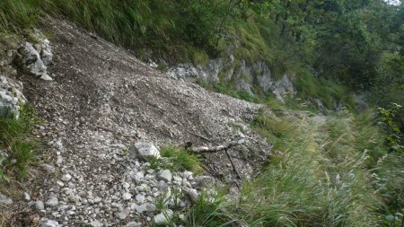 Coulée de caillasses sur le sentier.