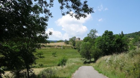 La chapelle Saint-Roch surplombe le bourg.