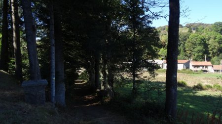 Prendre le chemin à droite de la croix.