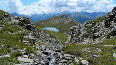 Descente sur le Lac Mézan, avec à gauche, le sentier qui rejoint le Grand Laus.