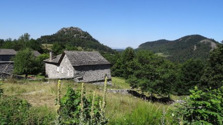 Les mêmes et le hameau du Villaret.