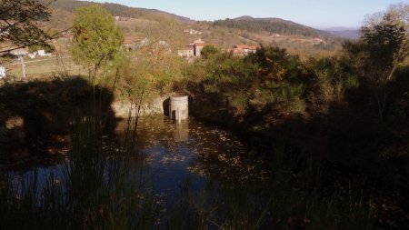 Réserve d’eau au-dessus (évidement) des bâtiment.