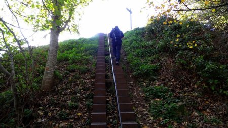 L’escalier qui mène au parking du col du Gratteau.