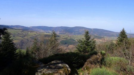 Le sentier non balisé offre un beau belvédère.