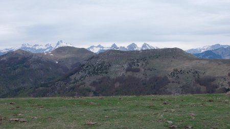 Le Dévoluy en arrière-plan.