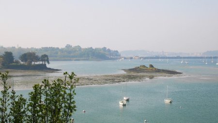 La Rance, vue nord en direction de la Richardais et du barrage.