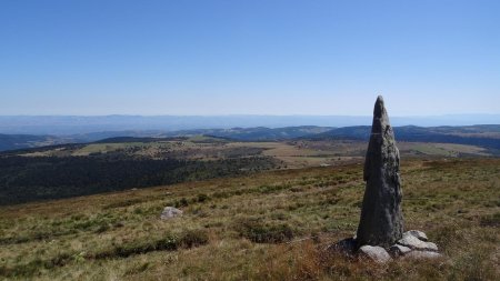 Vue sur le plateau de Colleigne, les monts de Tarare, du Lyonnais, le Pilat et les Alpes, timides mais visibles.