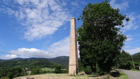 La cheminée à base carrée de l’ancienne usine d’acide gallique (utilisé en teinturerie).