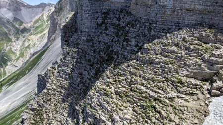 En haut de la rampe, regard arrière sur le passage clé. Longueur difficile côté ombre et plus facile côté lumière !