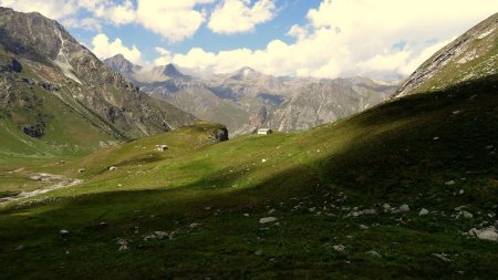 Le fond du vallon se rapproche.