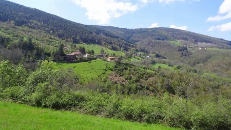 Hameau de Fouay, à mi-pente.