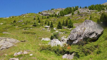 En montée sur le sentier perdu.