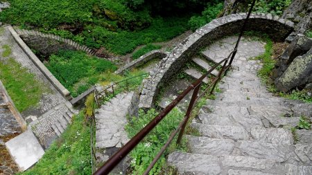 Escalier de descente vers le Gouffre d’Enfer