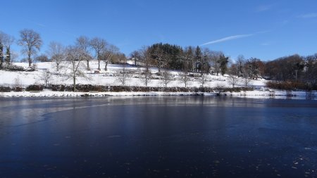 Le plan d’eau du village est gelé.