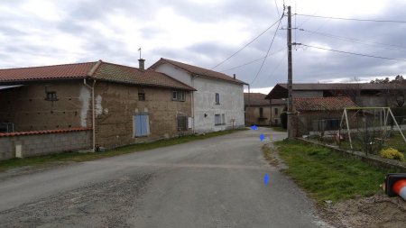 Traversée du hameau de Marcy.