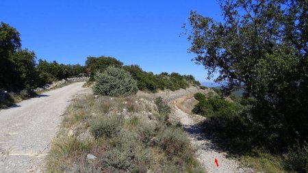 Suivre la piste ou la corniche à droite.