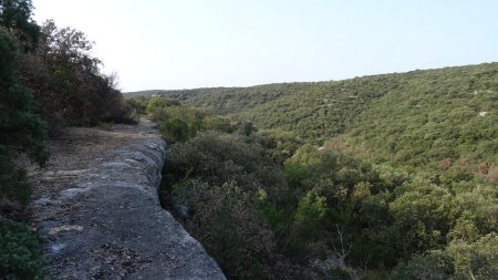  Belle corniche parallèle au sentier balisé.