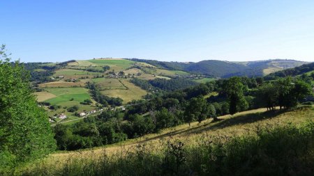 Val de l’Onzon et crêt des Chèvres en face.