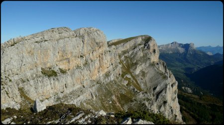 Regard de son épaule sud sur le Sommet de Pierre Blanche et Roche Rousse.