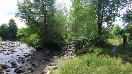 Prendre la sente qui débute au bout de l’esplanade.