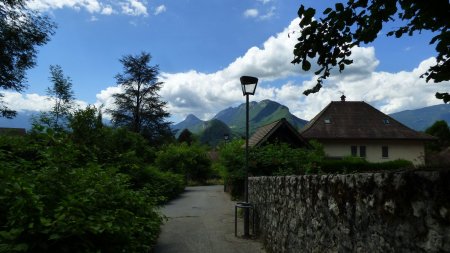 Début de la montée dans une jolie ruelle, avec belle vue arrière sur les Bauges.