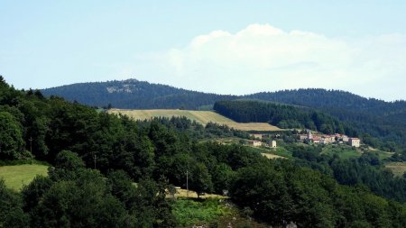 Au zoom, village de Graix et le crêt de la Chèvre.