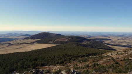 Vers Le mont d’Alambre et ses piste de ski sans neige.