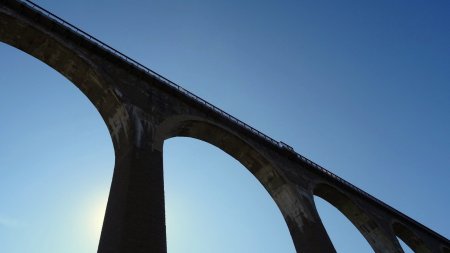 Sous la viaduc, haut de 50m.