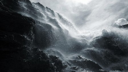 Au plus près de la cascade.