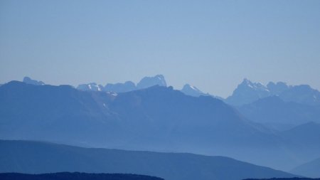 Les versants ouest des Alpes sont encore dans l’ombre.