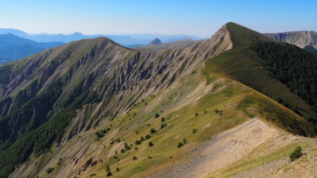 Depuis l’Oratoire, belle vue sur la suite de l’itinéraire avec les crêtes du Clot Ginoux et de la Laupie