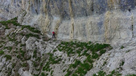 Traversée au dessus d’un cône d’éboulis (plus raide qu’il n’y paraît sur la photo)