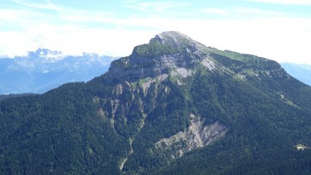 Chamechaude et Belledonne vues depuis les chalets du Charmant Som.