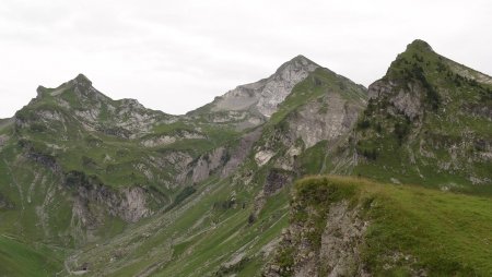 Cheminement sur les crêtes, avec vue sur le cirque du Charvin.