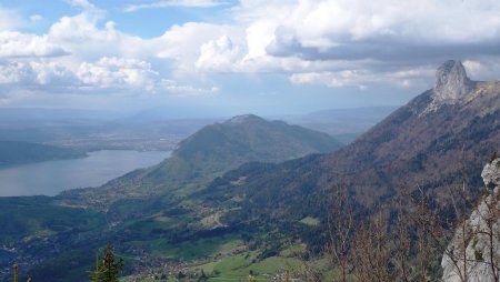 La vue au belvédère du rocher du Roux : lac d’Annecy, Veyrier et dents de Lanfon.