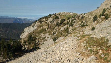 Regard arrière sur la bergerie de Combeauvieux, en partant en direction du Pas de la Balme