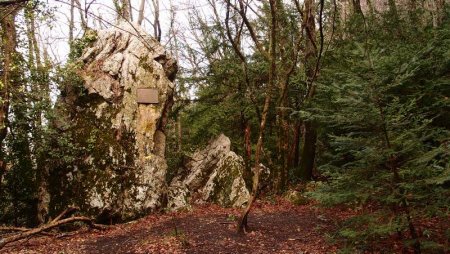 Monument sur le sentier