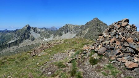 Sommet du Pichaley, Pic du Bastan d’Aulon (à droite, 2721m), Pic de Bastan (à gauche, 2715m) 