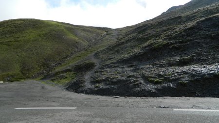 Le départ du sentier vers le petit parking.