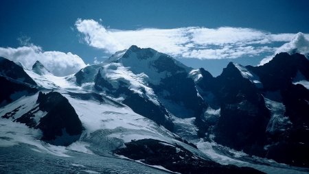 Le Piz Bernina, un géant englacé.