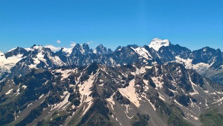 De gauche à droite : Le Massif des Agneaux (3664m), le Mont Pelvoux (3943m), le Pic de Neige Cordier (3614m), la Barre des Ecrins (4102m), la Roche Faurio (3730m) et la Roche d’Alvau (3628m)