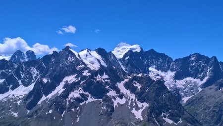 Le Mont Pelvoux (3943m), le Pic de Neige Cordier (3614m), la Roche Faurio (3730m) et la Barre des Ecrins (4102m) avec son Dôme de Neige (4015m)