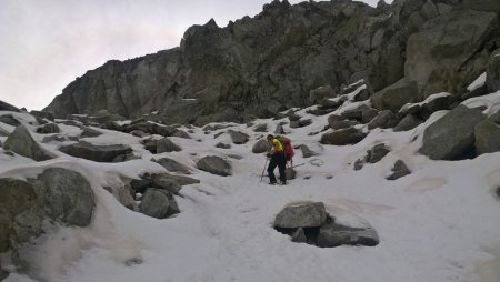 Montée pénible dans la neige et les blocs