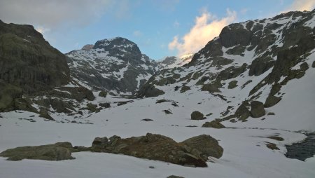 Le Mont Rond (2828m), au fond