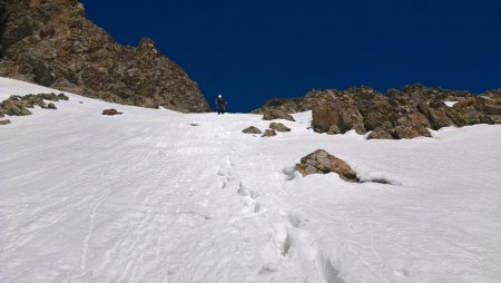 Descente assez raide dans la face sud