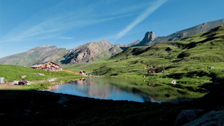 Le refuge de la Blanche, et le Rouchon à droite (2/3 de la photo)