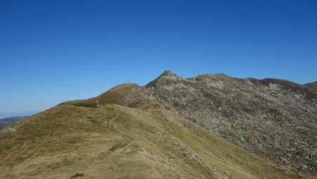 Sur les crêtes, derrière nous au centre, le Pic des Trois Seigneurs